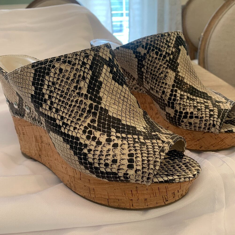 Ladies Marc Fisher  Hollen2 Snakeskin Wedges Size 10